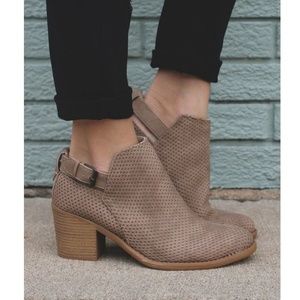 NWOT Quepid Tobin Taupe Perforated Booties